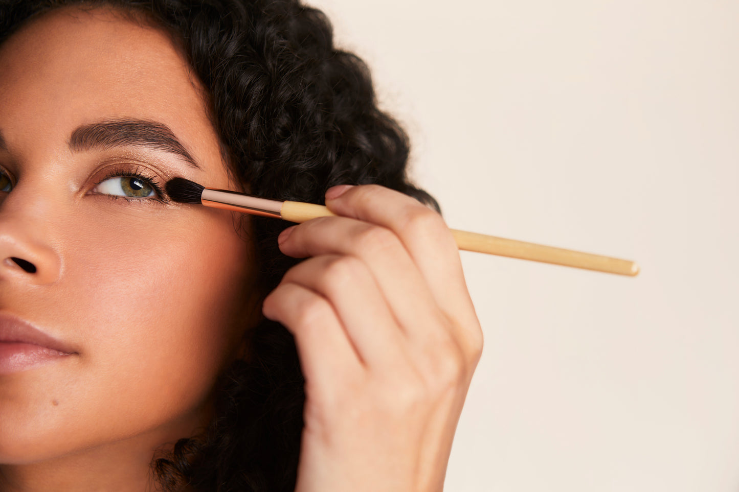Jane Iredale- Crease Brush - Precision and Versatility for Eye Makeup